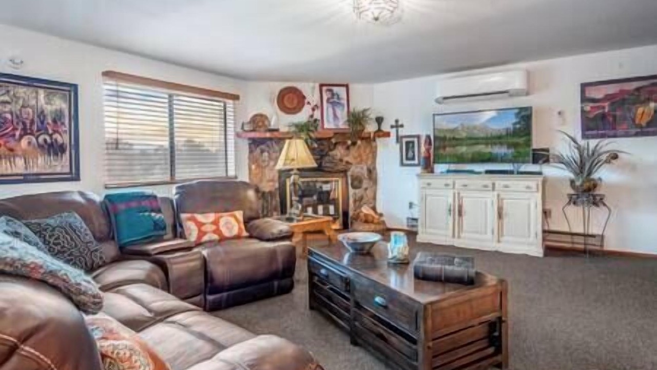Photo of Livingroom in Sandia Knolls
