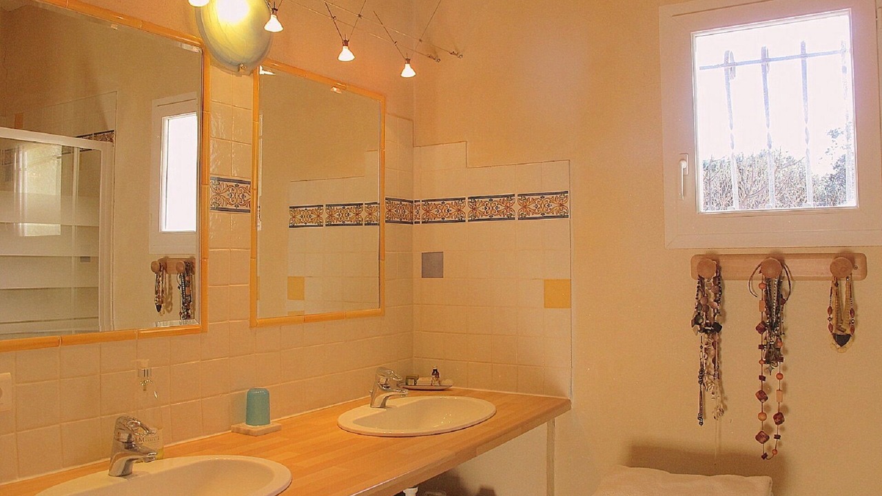 Photo of Bathroom in Junas
