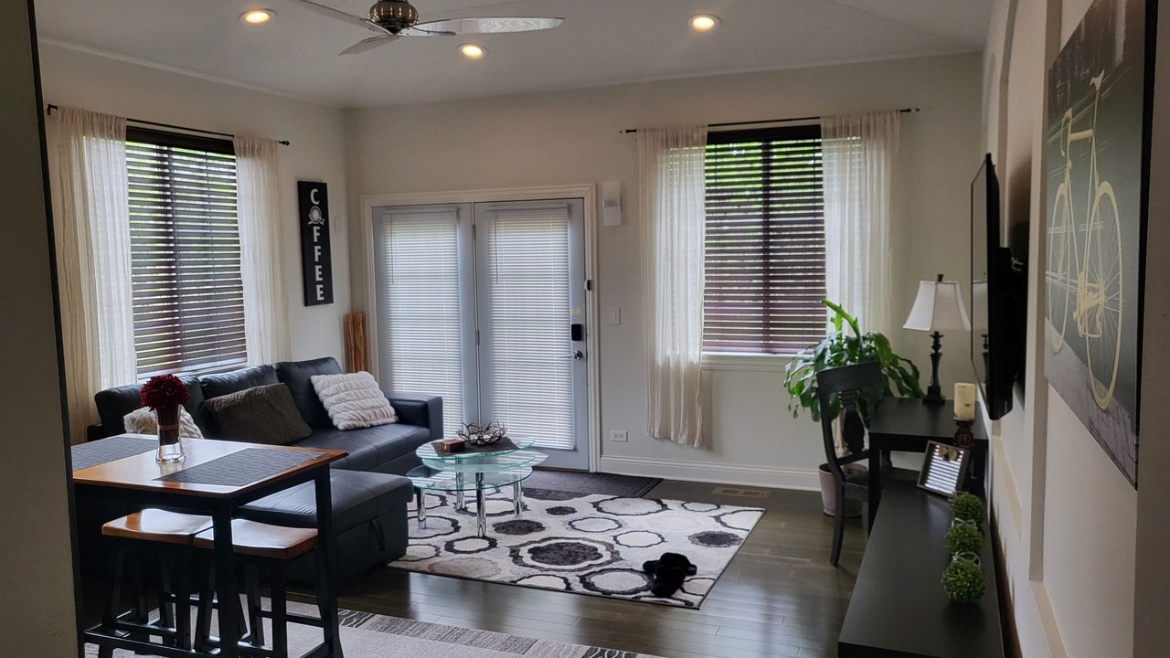 Photo of Livingroom in Hoffman Estates