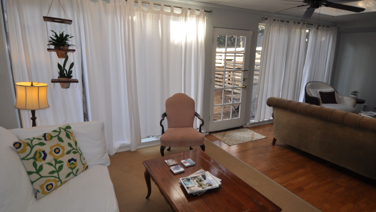 Photo of Livingroom in South River City