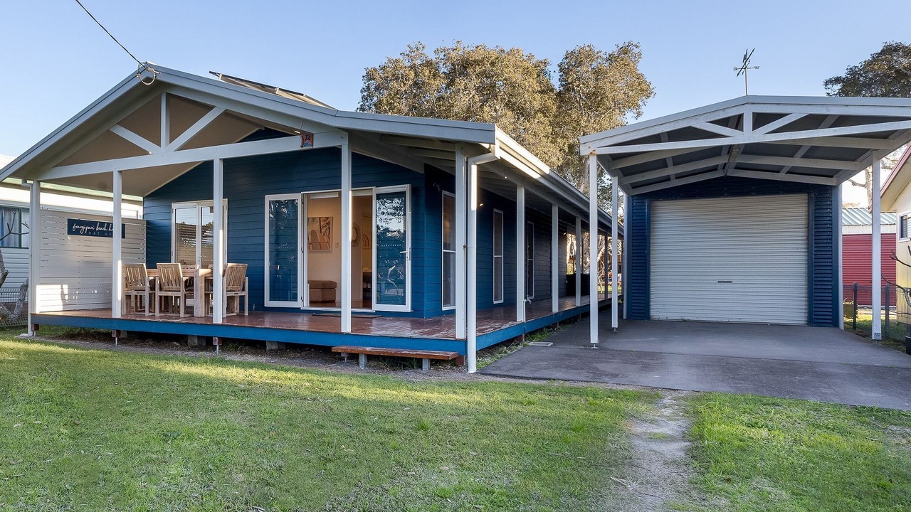 Photo of Others in Hat Head