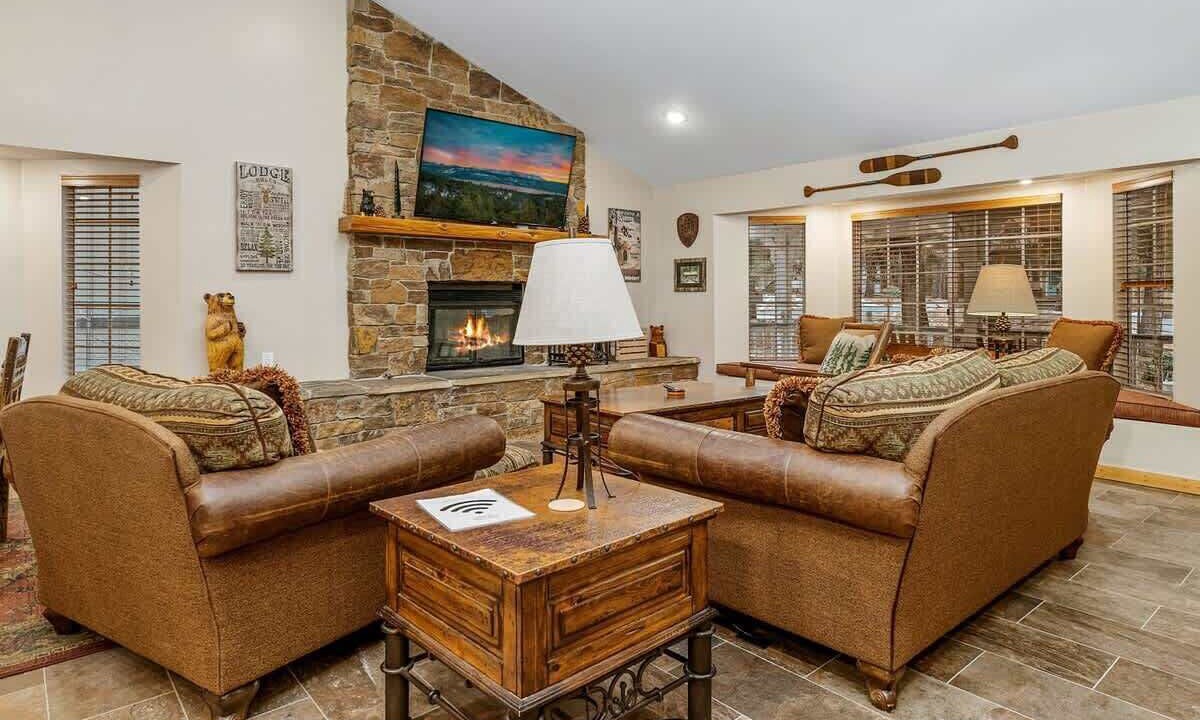 Photo of Livingroom in Summit Estates