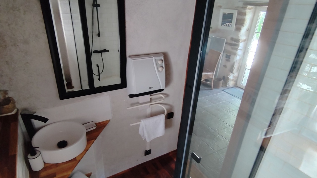 Photo of Bathroom in Tremeoc