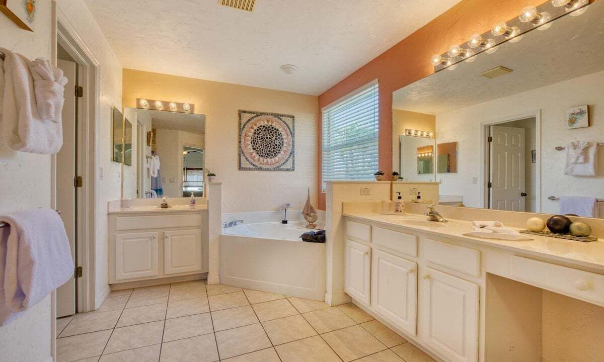 Photo of Bathroom in Beachwalk Isles