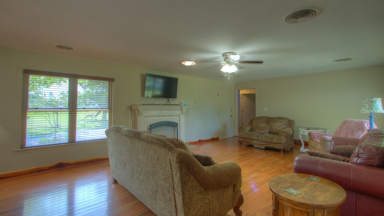 Photo of Livingroom in Broken Arrow