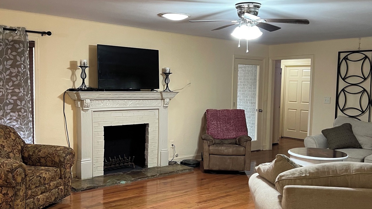Photo of Livingroom in Broken Arrow