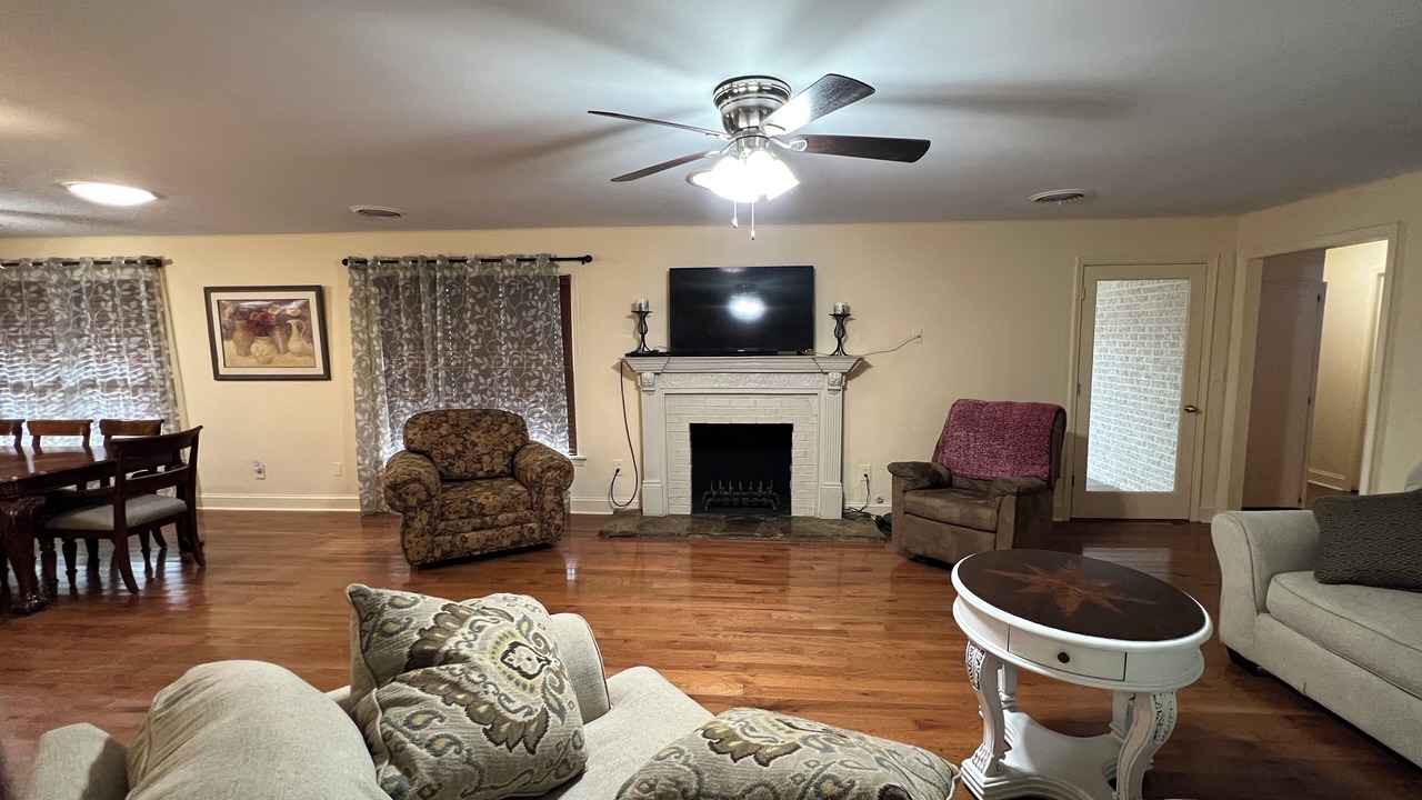 Photo of Livingroom in Broken Arrow