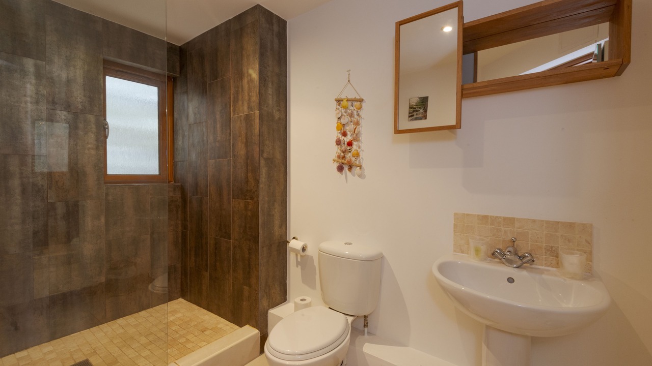 Photo of Bathroom in Mawgan Porth