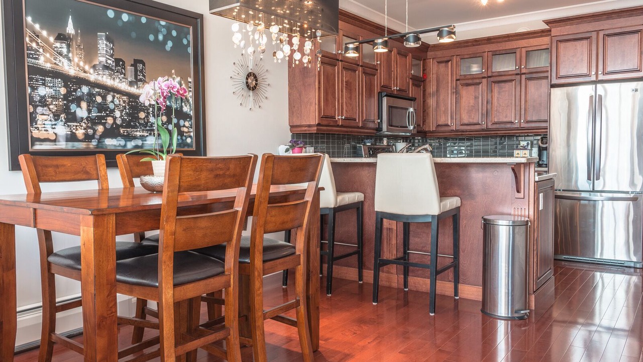 Photo of Others in Queens Square