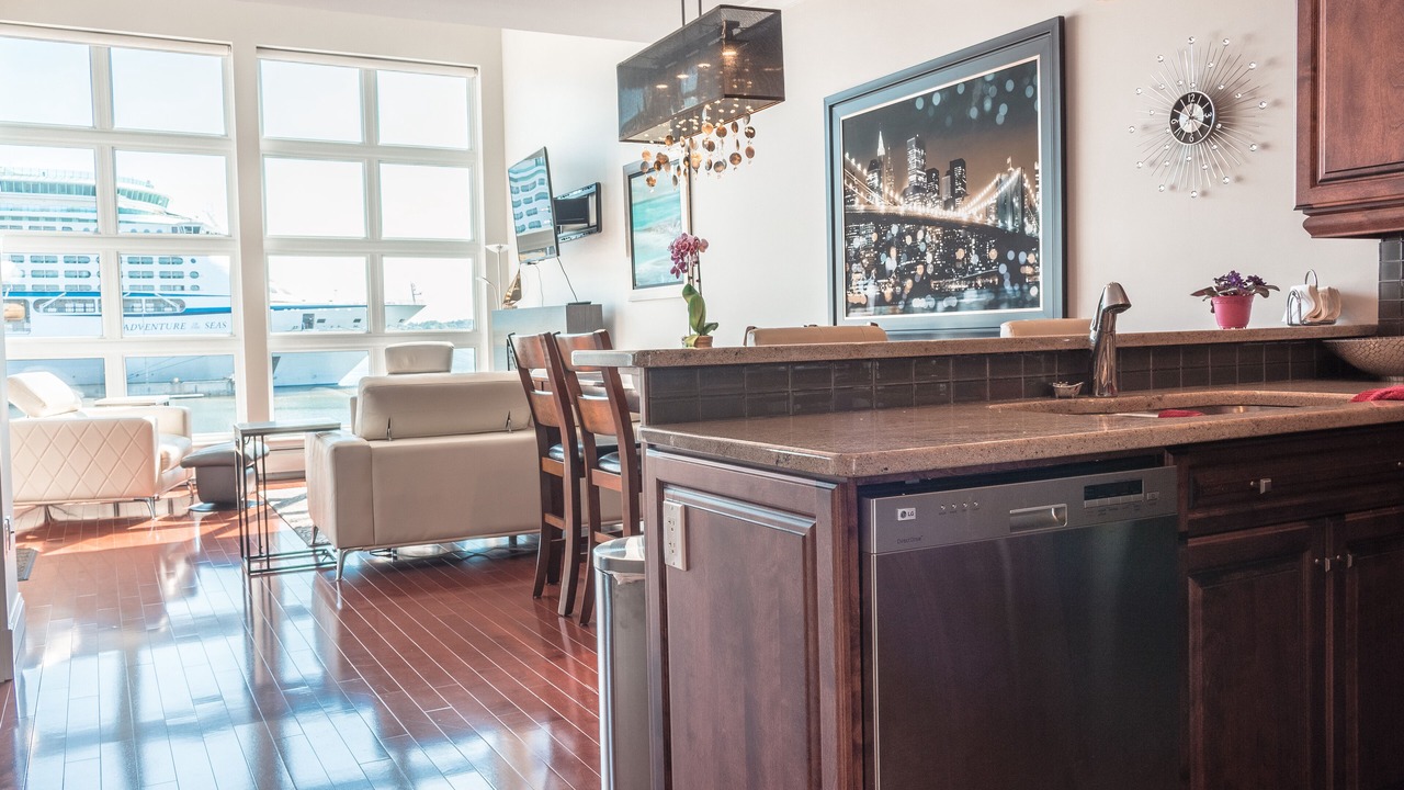 Photo of Others in Queens Square