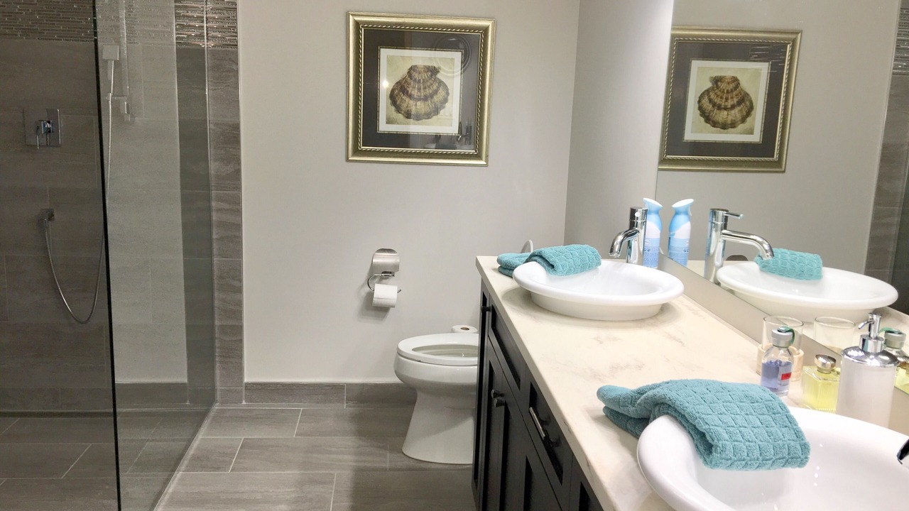 Photo of Others in Queens Square