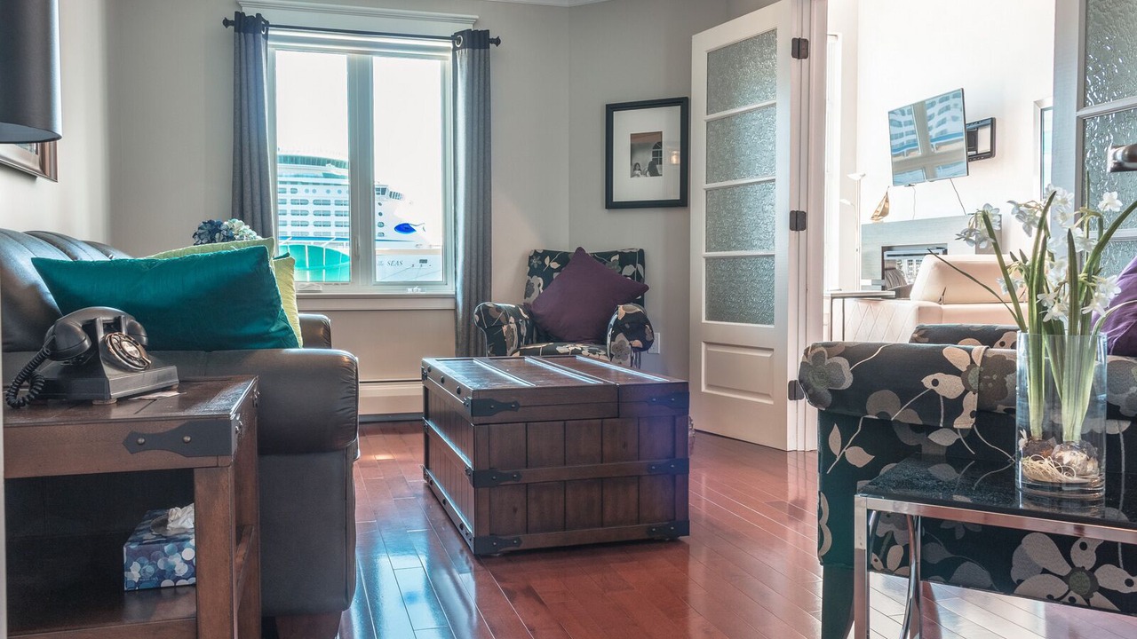 Photo of Others in Queens Square