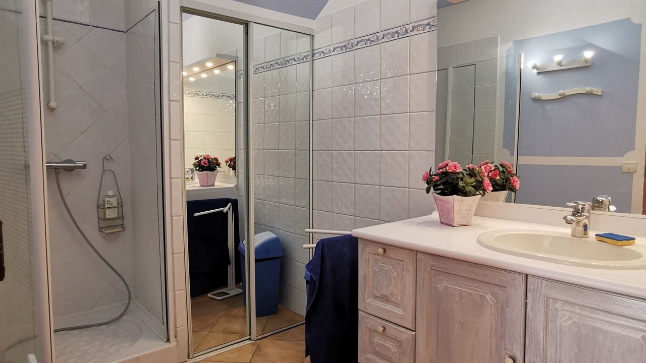 Photo of Bathroom in Pujaut