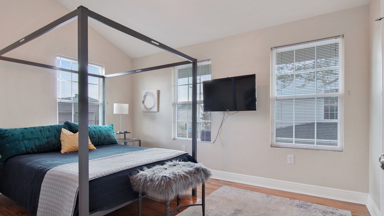 Photo of Bedroom in Freret