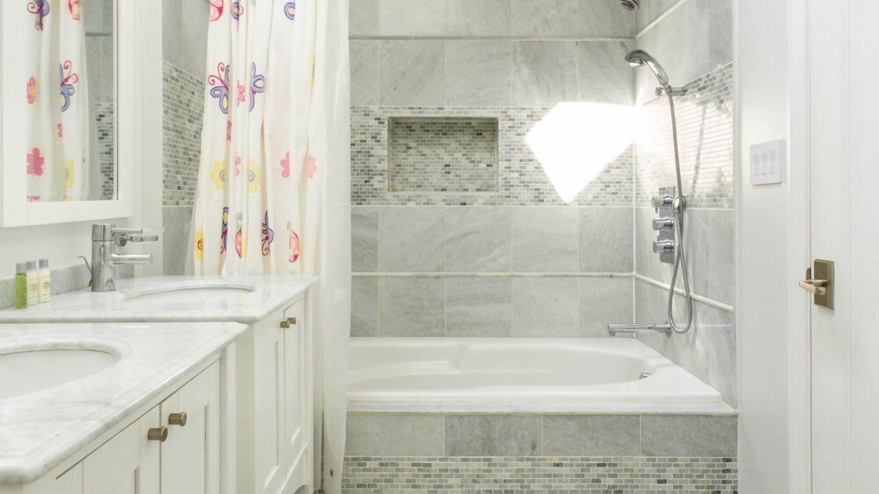 Photo of Bathroom in Lakeview