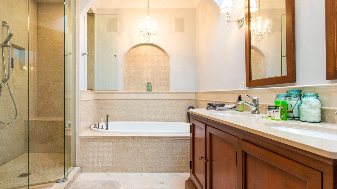 Photo of Bathroom in Lakeview