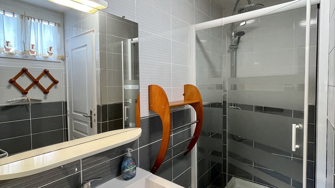 Photo of Bathroom in Escalles