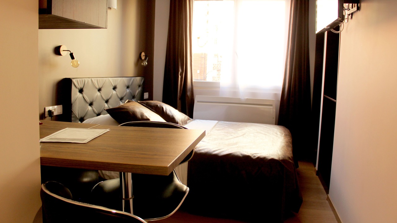 Photo of Bedroom in Lens