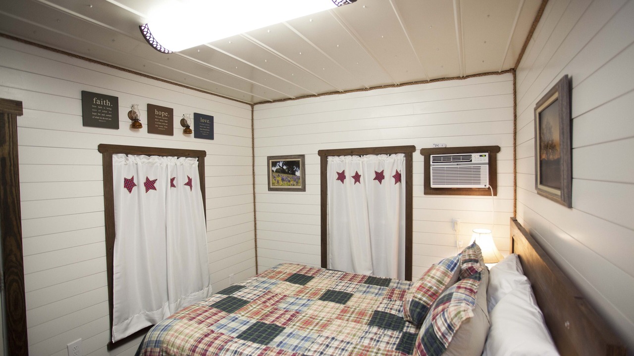 Photo of Bedroom in Deweyville