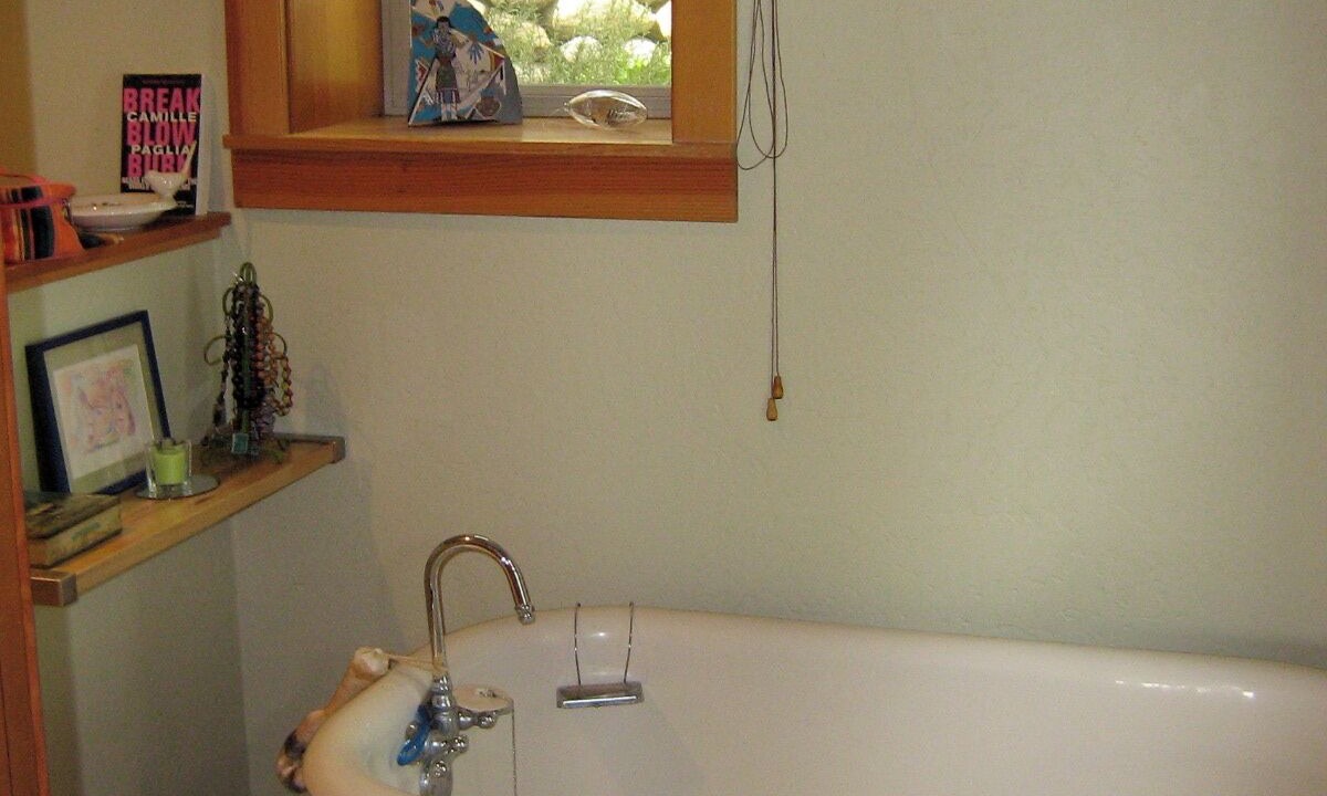 Photo of Bathroom in Siskiyou-Hargadine Historic District
