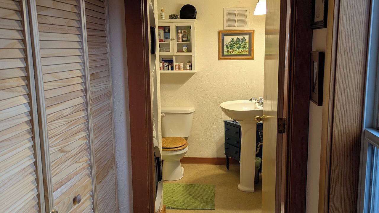Photo of Bathroom in Siskiyou-Hargadine Historic District