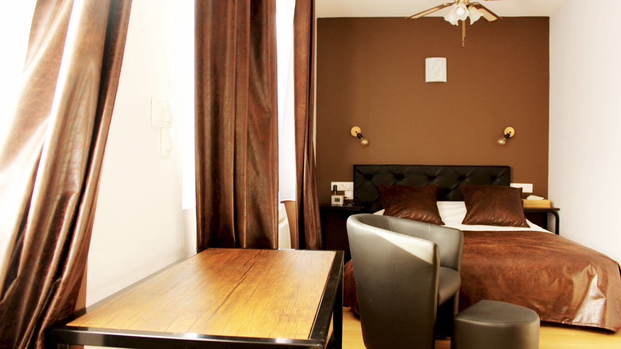 Photo of Bedroom in Lens