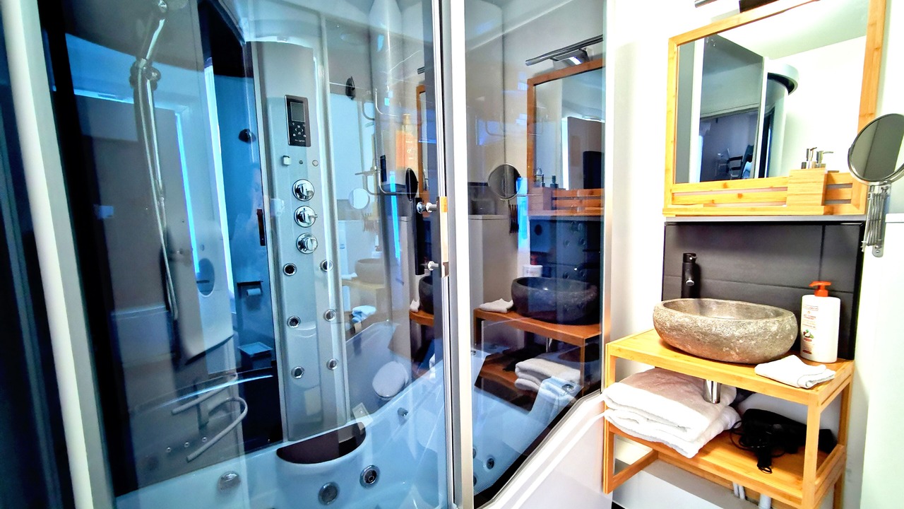 Photo of Bathroom in Lens