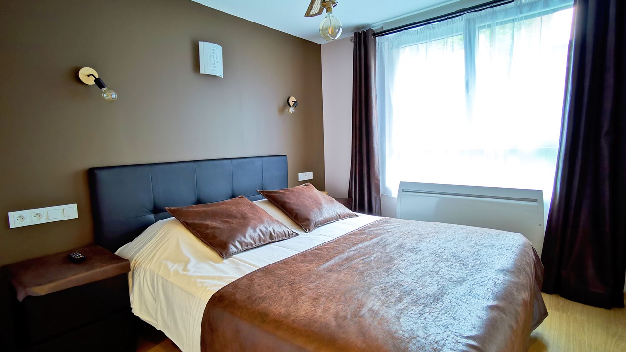 Photo of Bedroom in Lens