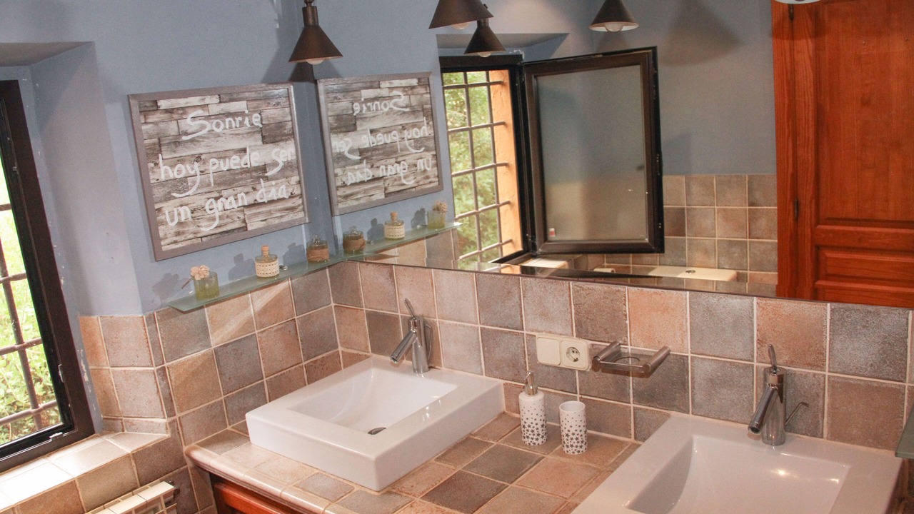 Photo of Bathroom in Llampaies