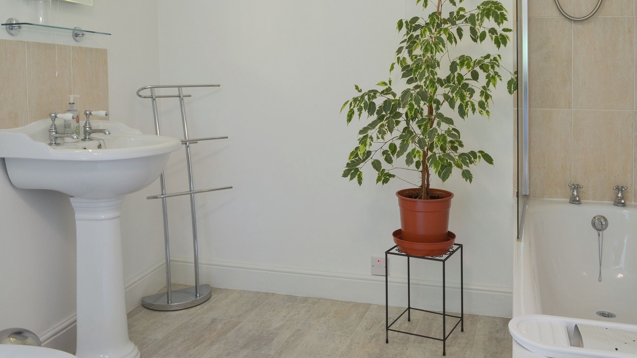 Photo of Bathroom in Lostwithiel