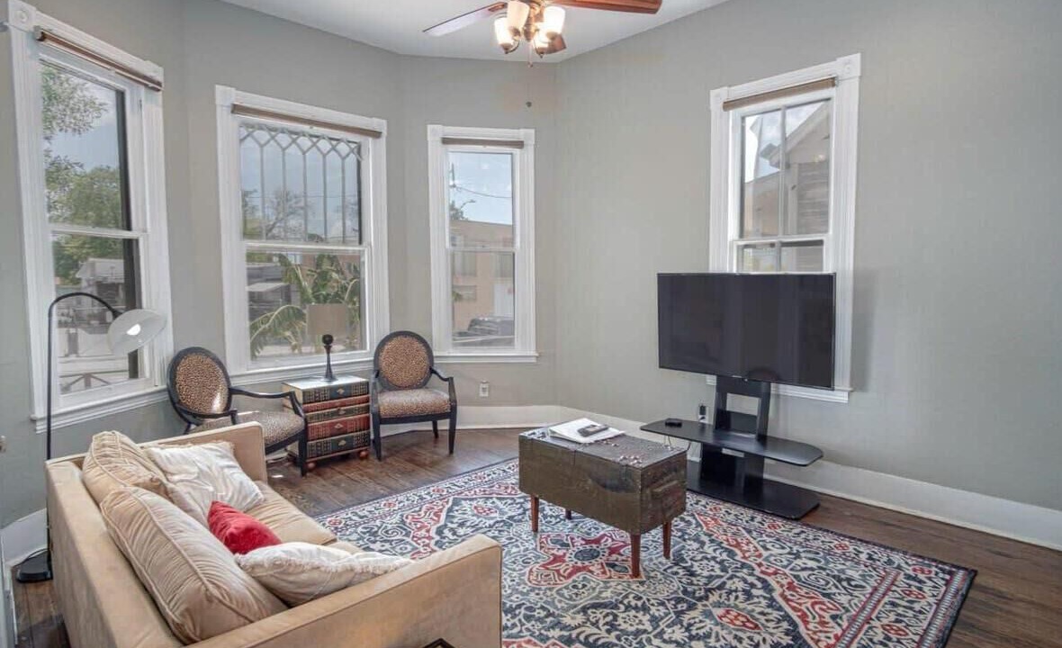 Photo of Livingroom in Historic Garderns