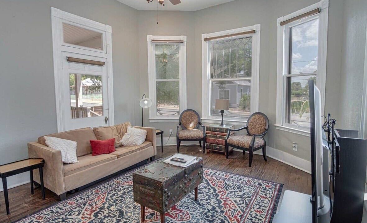 Photo of Livingroom in Historic Garderns