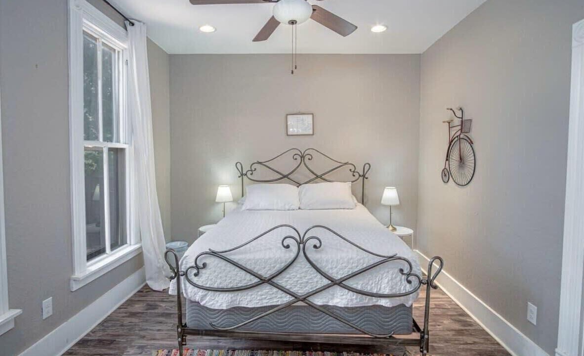 Photo of Bedroom in Historic Garderns