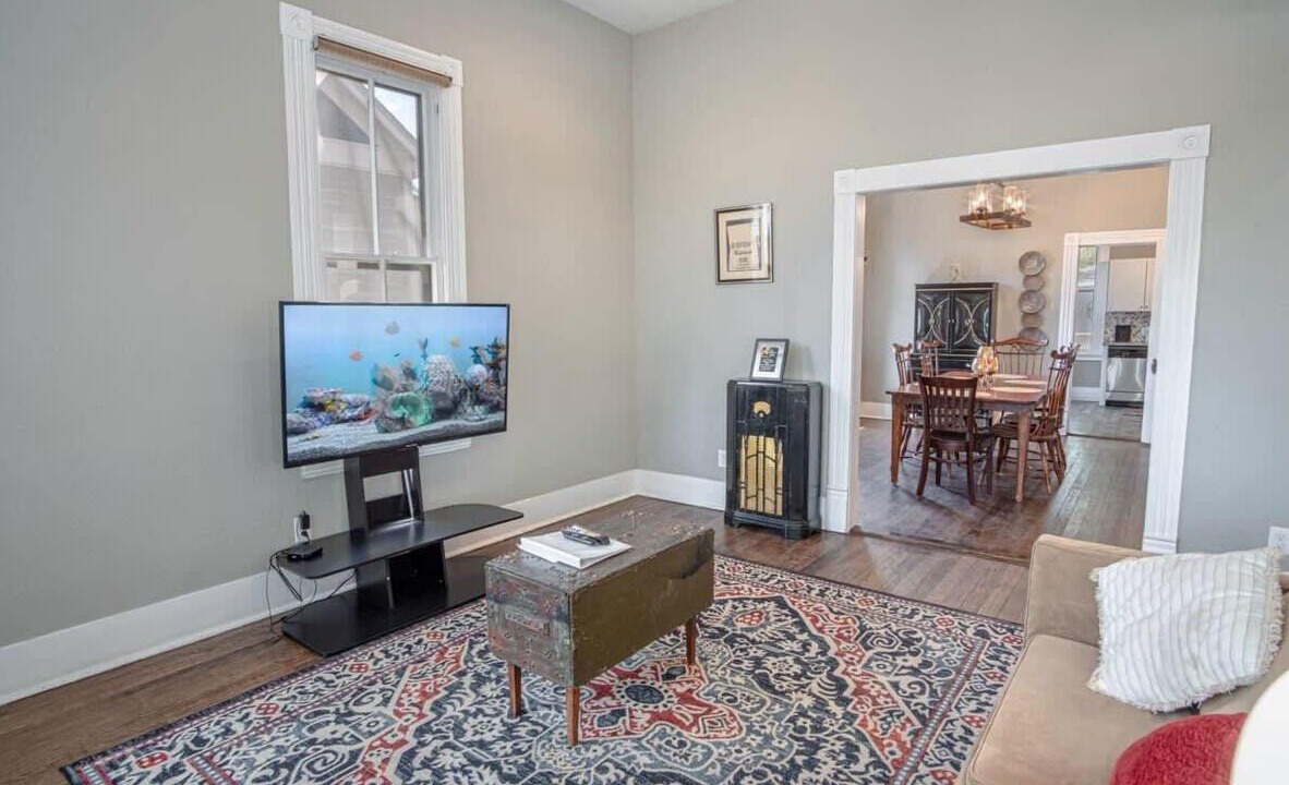 Photo of Livingroom in Historic Garderns