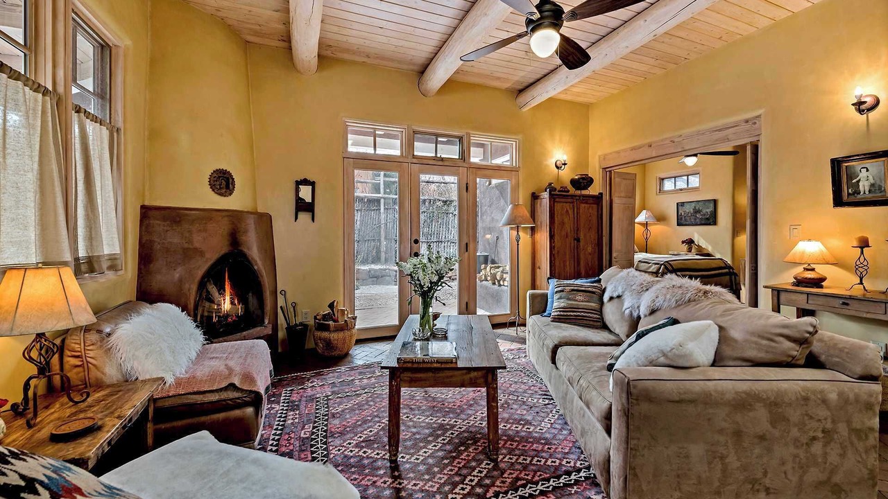 Photo of Livingroom in Historic Eastside