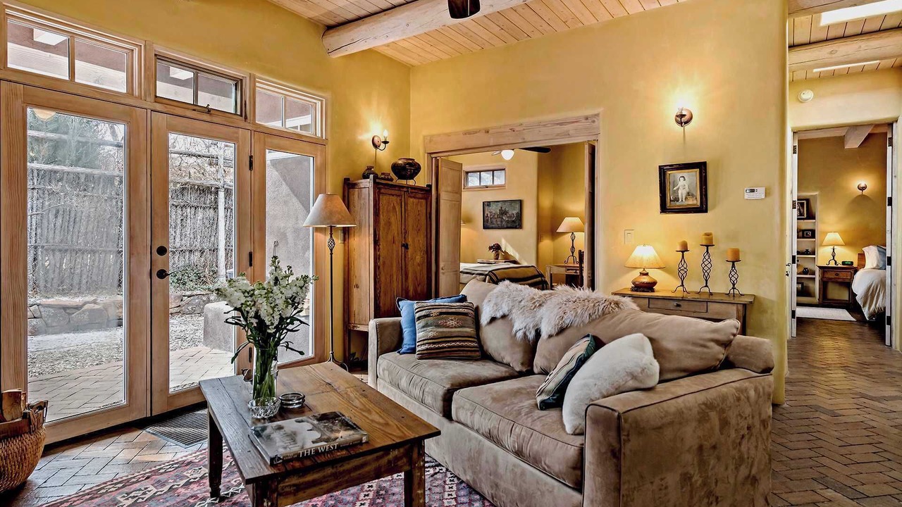 Photo of Livingroom in Historic Eastside