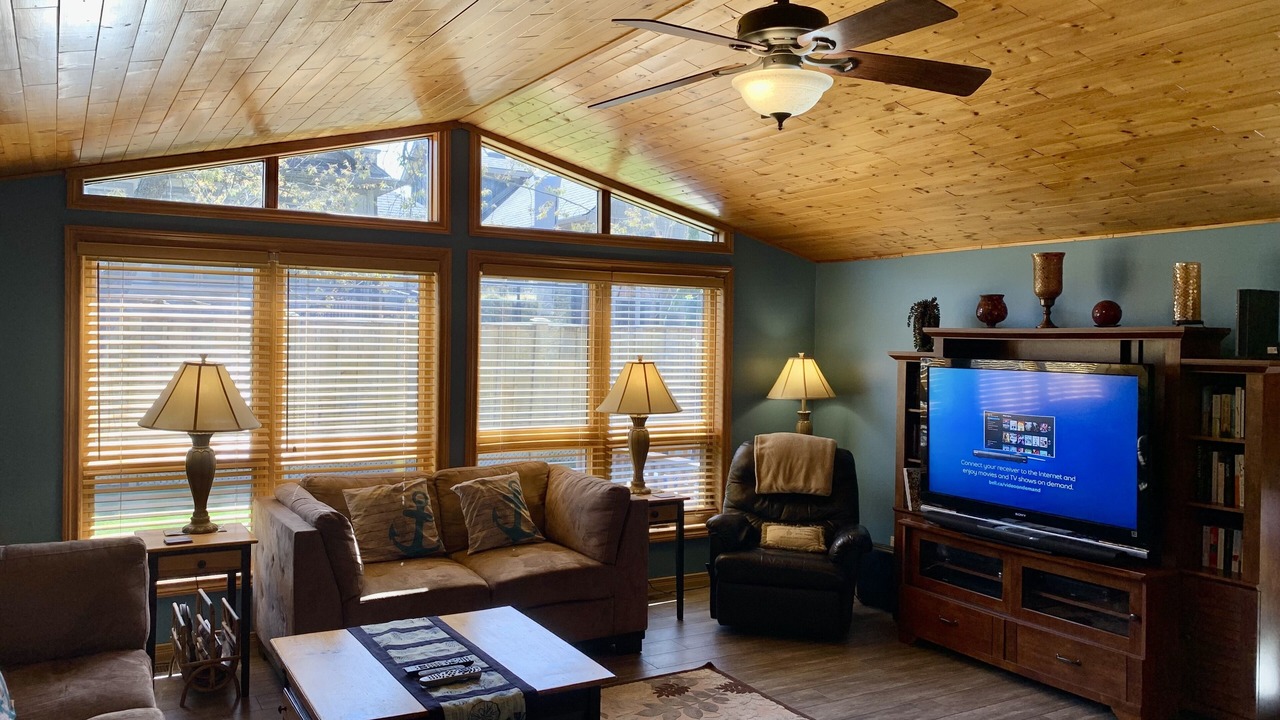Photo of Livingroom in Grand Bend