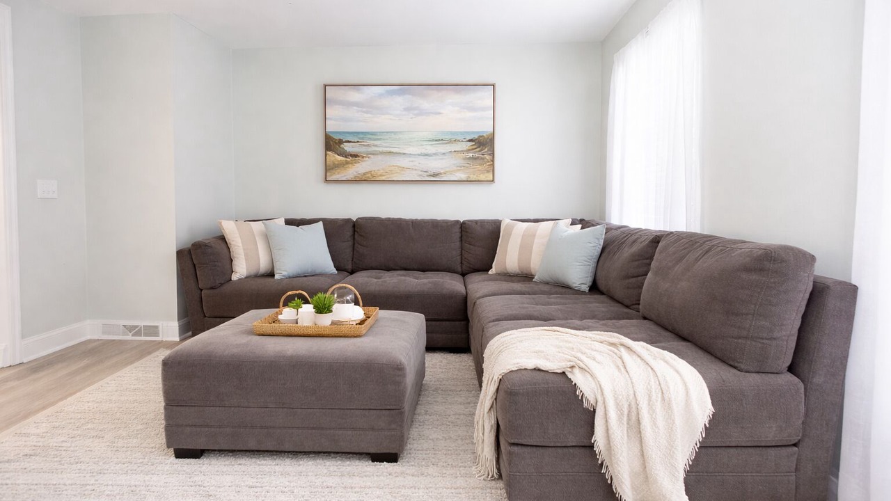 Photo of Livingroom in Town Bank