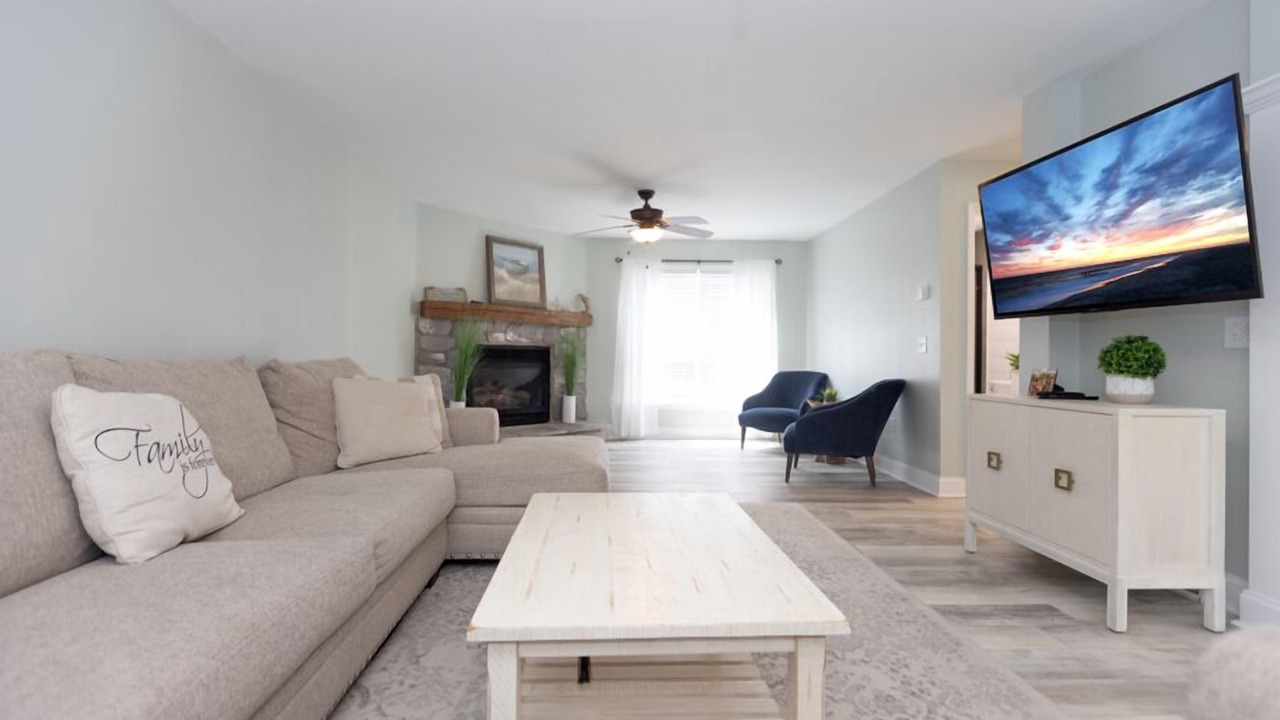 Photo of Livingroom in Town Bank