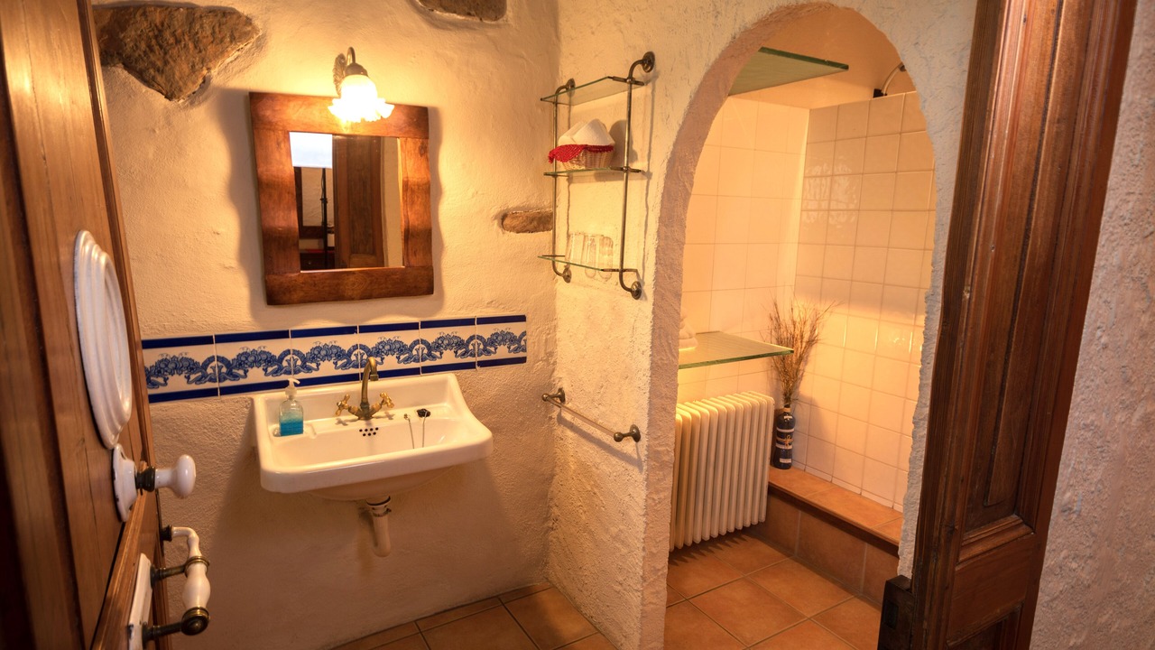 Photo of Bathroom in Llampaies