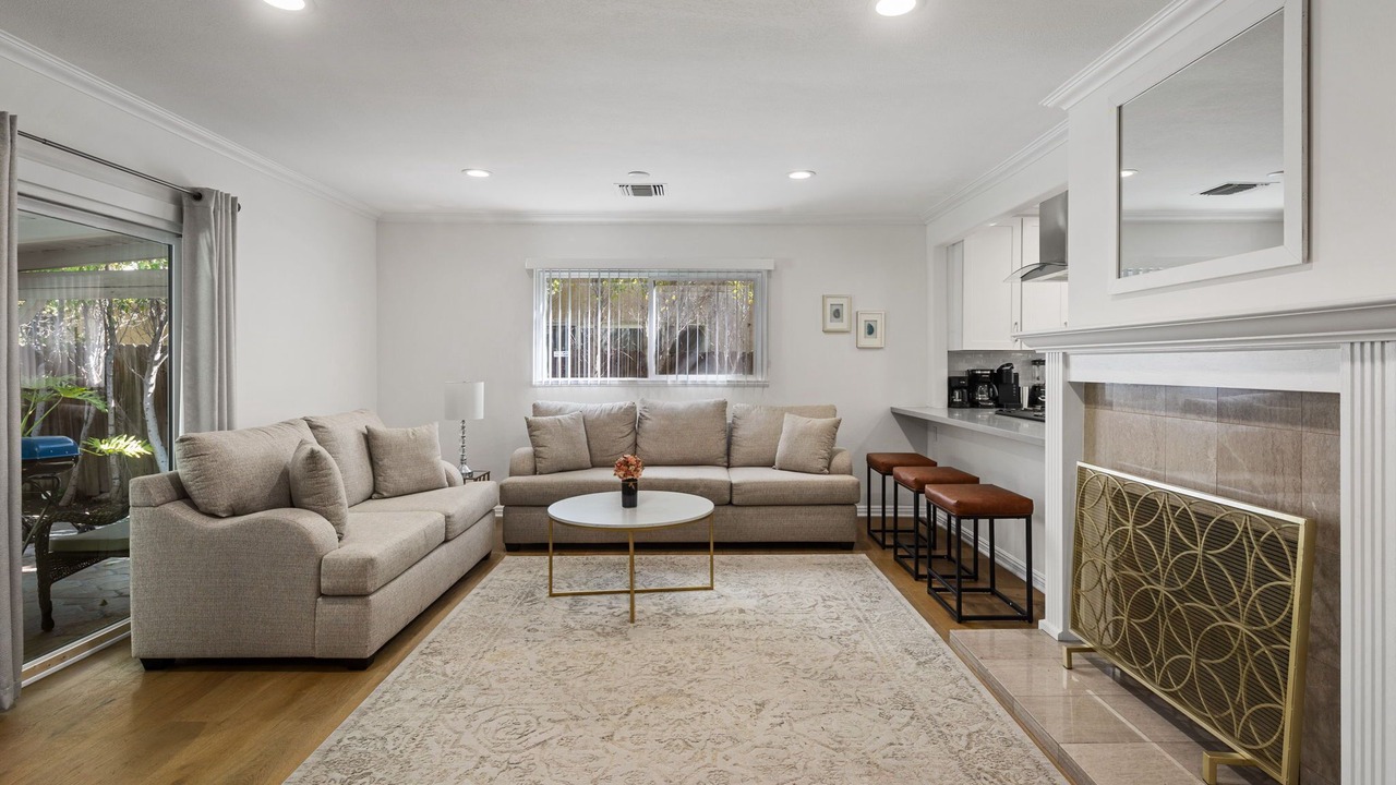 Photo of Livingroom in Warner Center