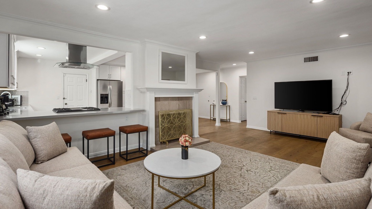 Photo of Livingroom in Warner Center