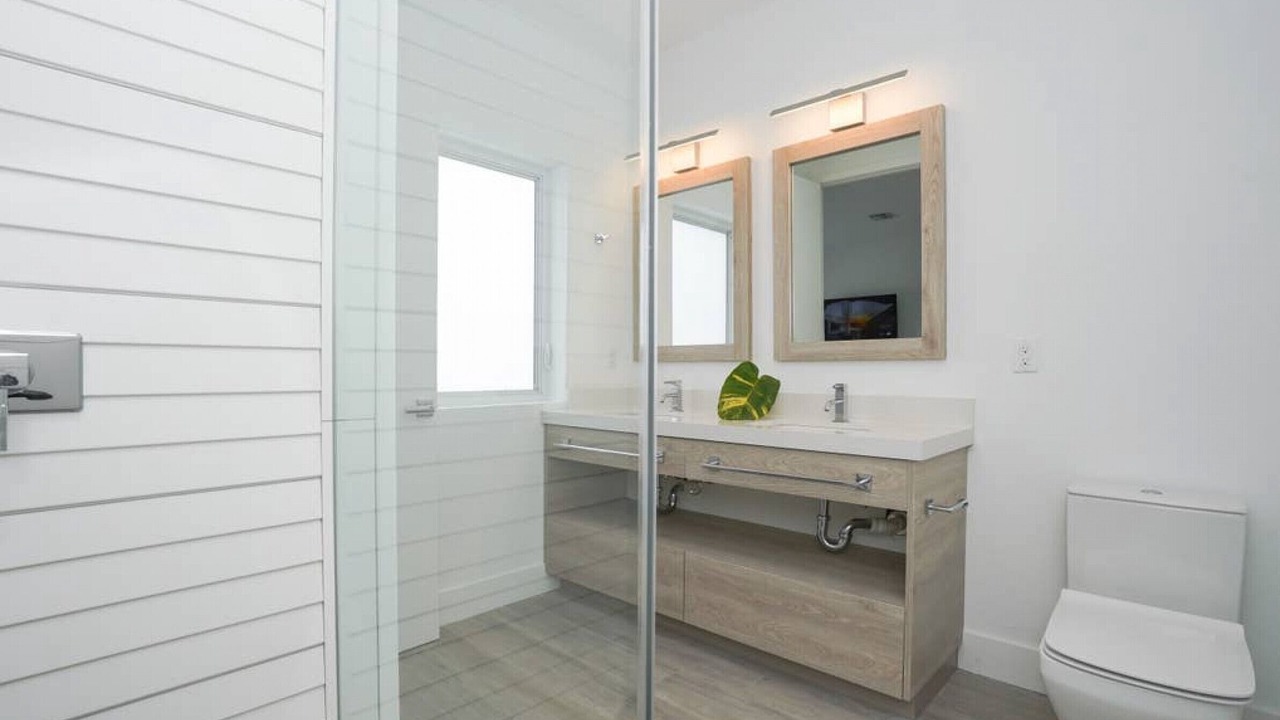 Photo of Bathroom in Coral Way