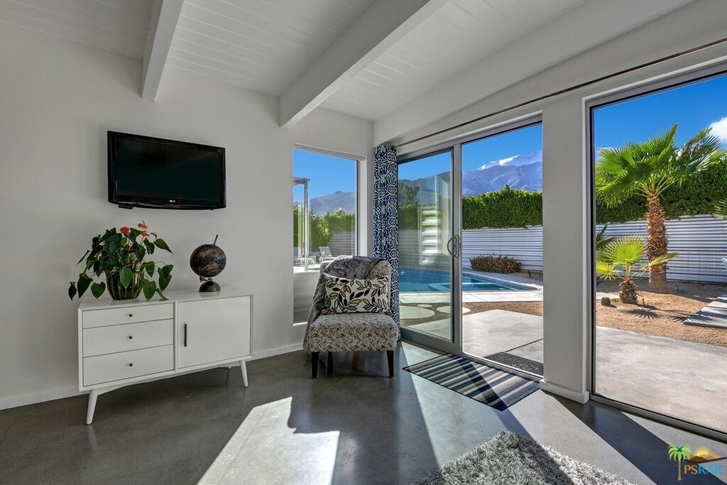 Photo of Livingroom in Racquet Club Estates