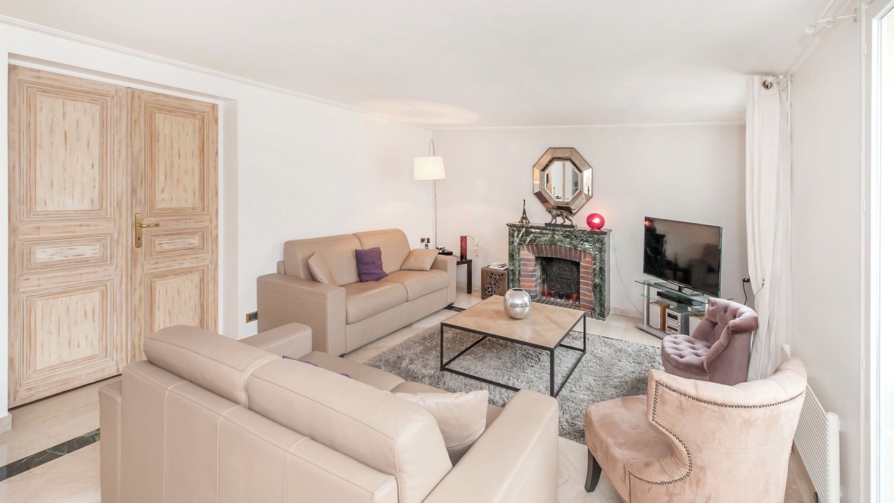 Photo of Livingroom in 8th Arrondissement
