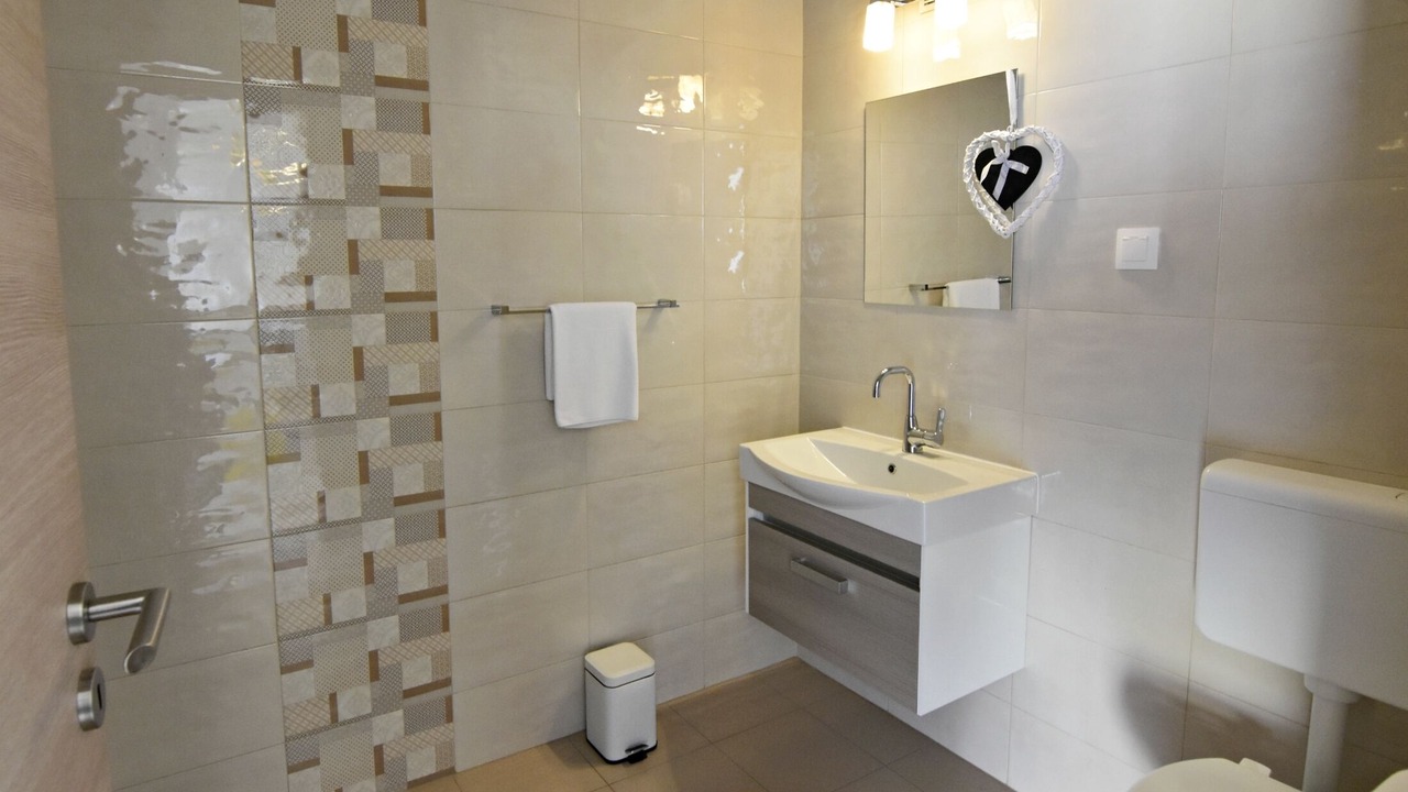 Photo of Bathroom in Tar