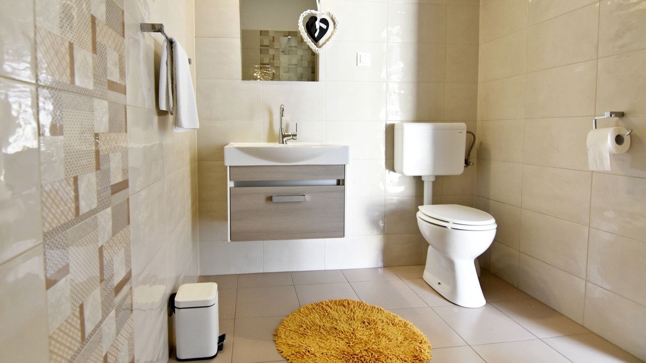 Photo of Bathroom in Tar