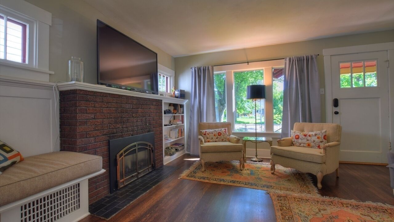 Photo of Livingroom in University District