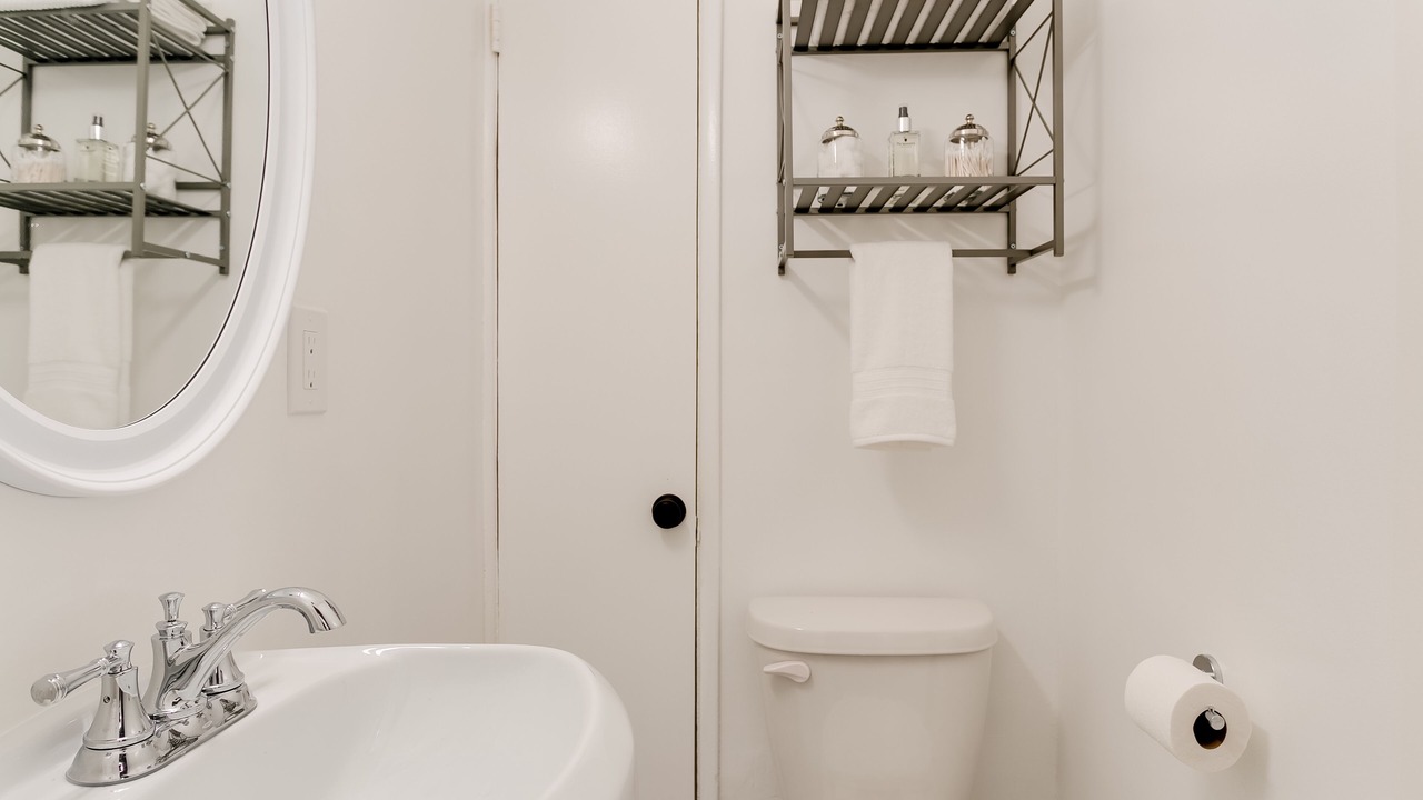 Photo of Bathroom in Beachwood Canyon