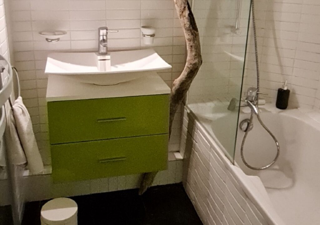 Photo of Bathroom in Quartier des Grandes-Carrieres